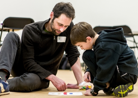 Dan Finkel ’02 works one-on-one with a student.